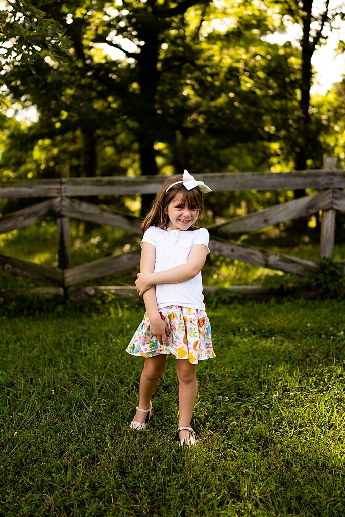 Cousins laughing together at Mamoo Cousin Camp summer photos | Kids posing in the same yard spot during Mamoo Cousin Camp | Missouri Photographer Missouri Family Photographer Missouri outdoor photographer